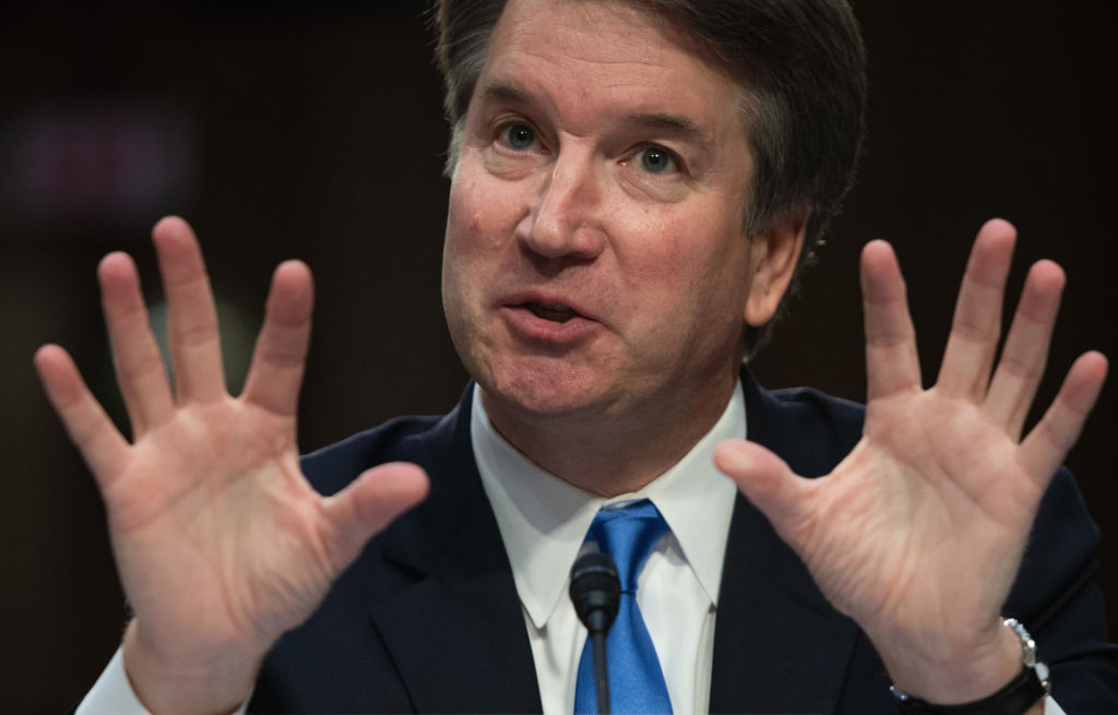 Matt Damon as Brett Kavanaugh on the SNL stage, looking disheveled and holding a beer.