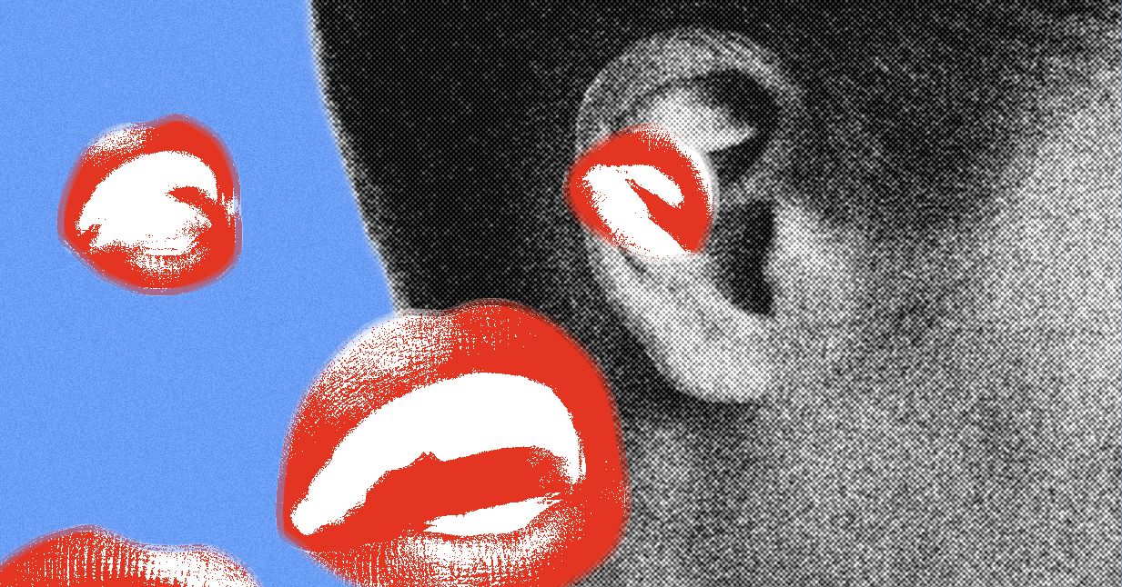 ИИ-подкастерша Сильвия Браун говорит в микрофон в студии с неоновой подсветкой